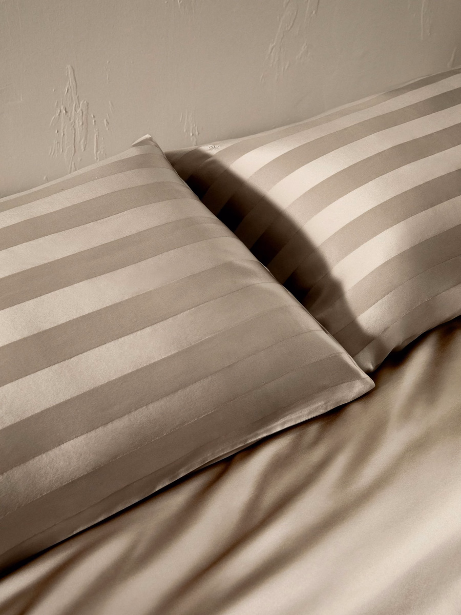 Housse de coussin en soie à rayures