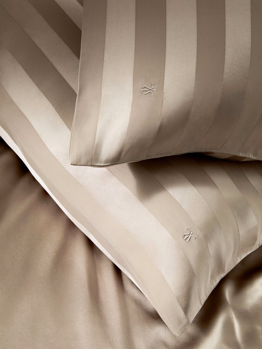 Housse de coussin en soie à rayures
