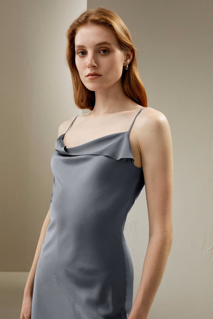 Robe en soie à col montant à couches obliques