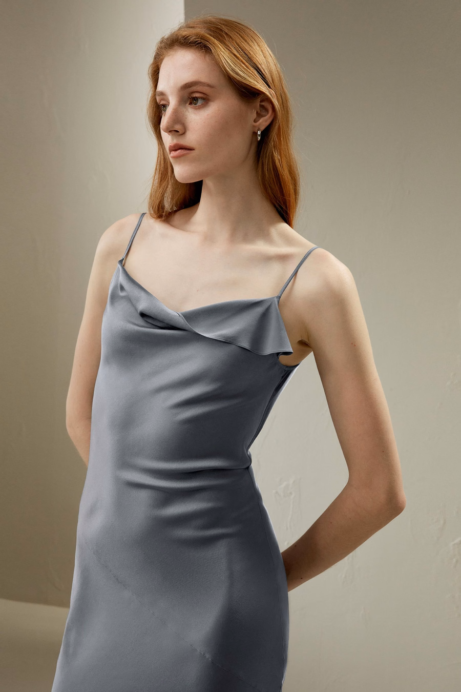 Robe en soie à col montant à couches obliques