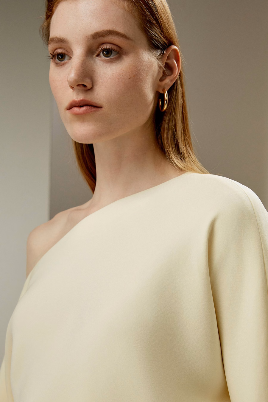 Robe mini en soie à manches longues et froncée