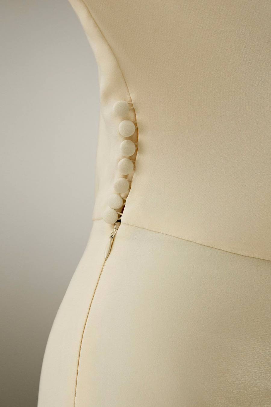 Robe mini en soie à manches longues et froncée