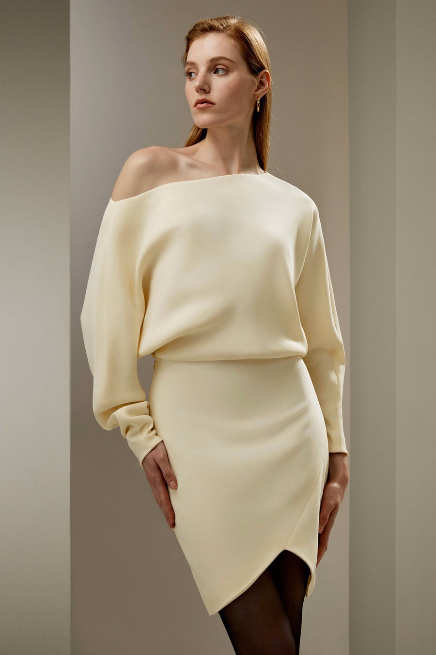 Robe mini en soie à manches longues et froncée