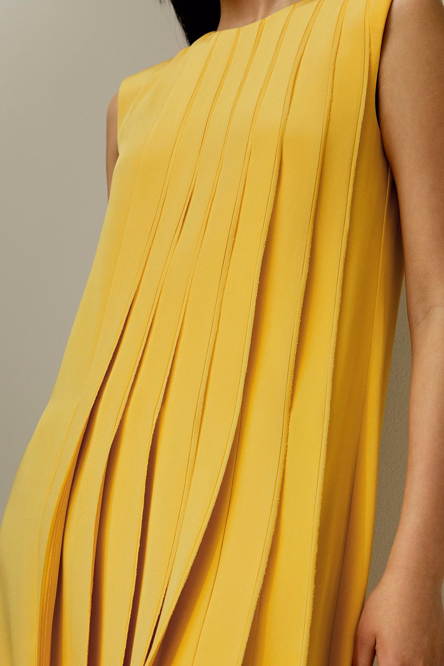 Robe en soie plissée sans manches