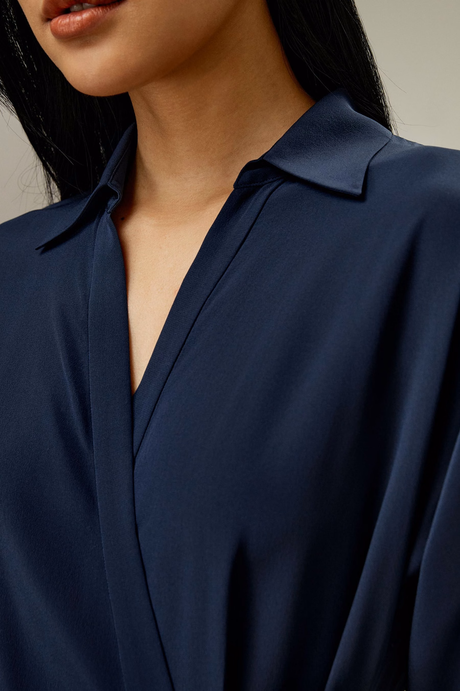 Robe enveloppante à nouer devant