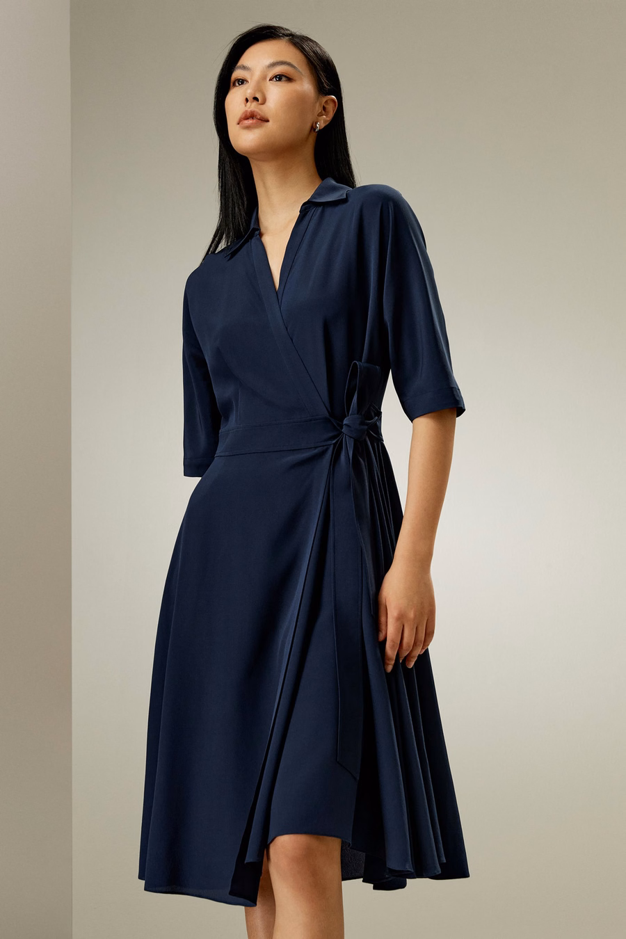 Robe enveloppante à nouer devant