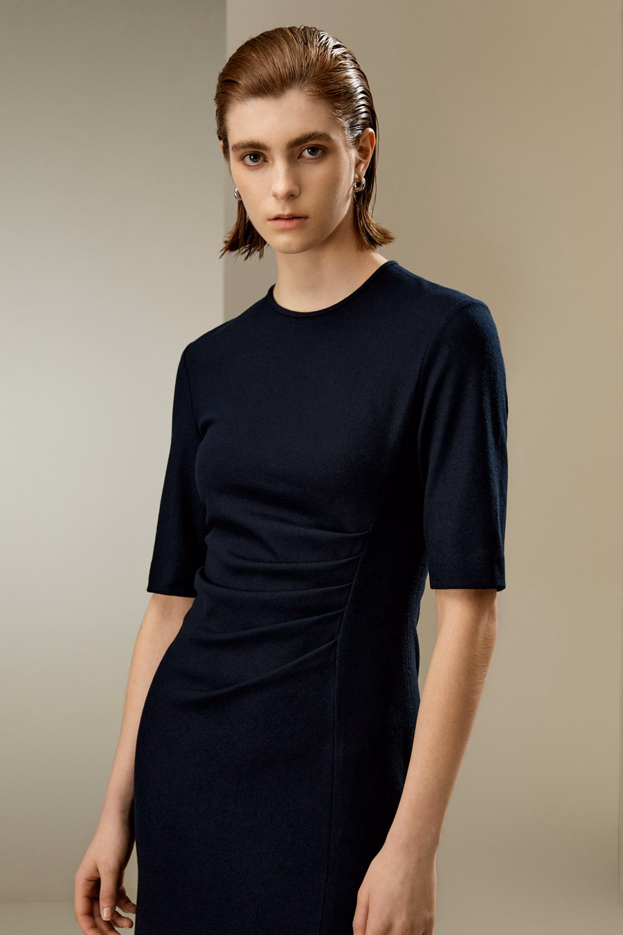Robe fourreau à devant tordu