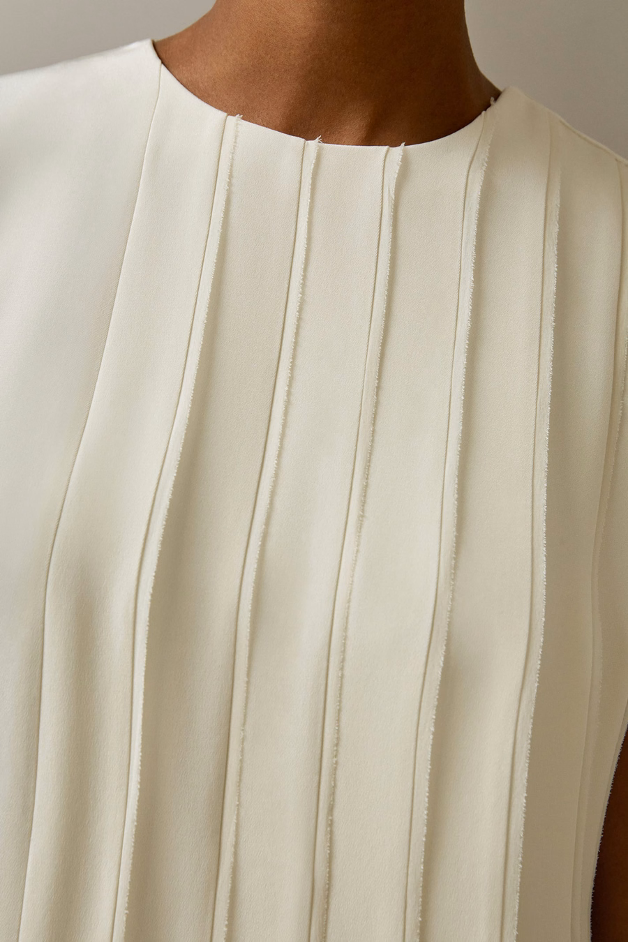 Robe en soie plissée sans manches