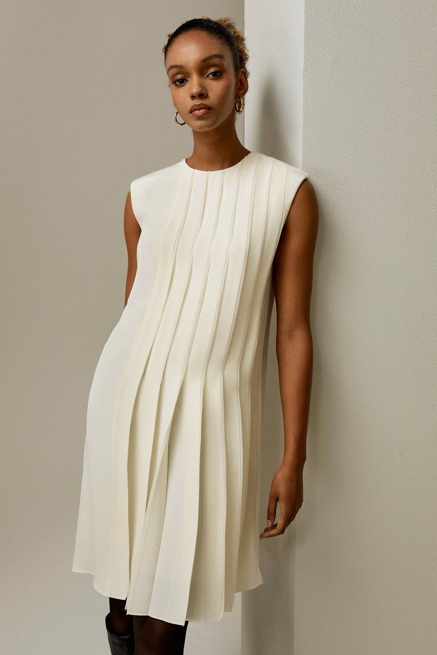 Robe en soie plissée sans manches