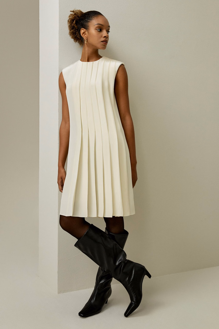 Robe en soie plissée sans manches
