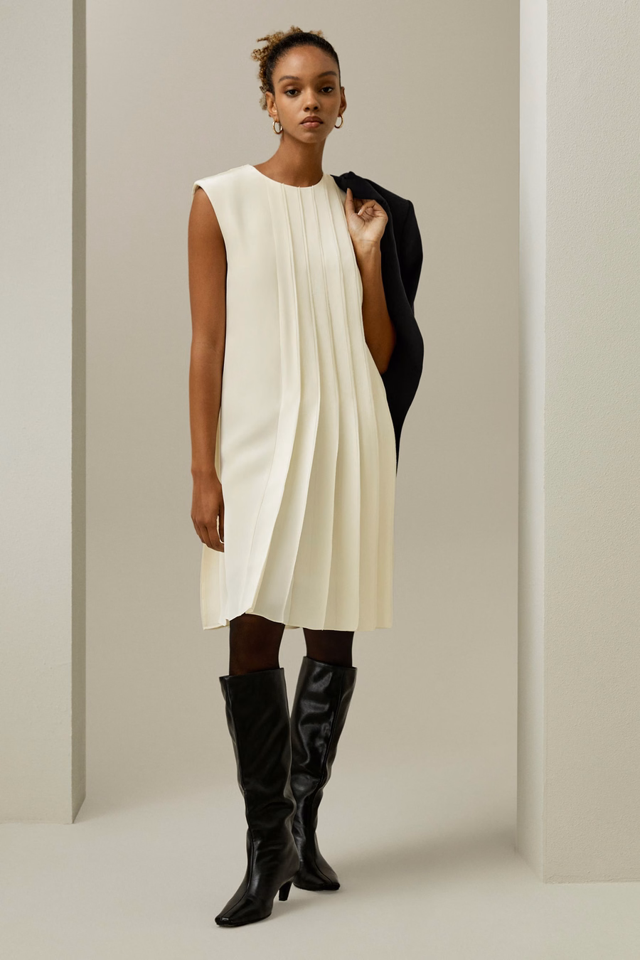 Robe en soie plissée sans manches