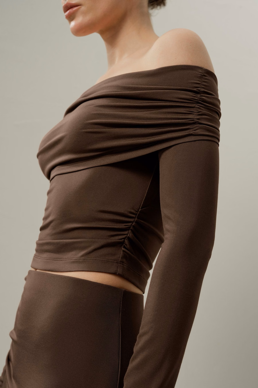 Top à Manches Longues Off-Shoulder en Jersey de Soie Breeze