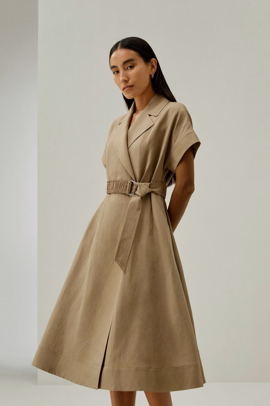Robe inspirée du trench-coat à manches courtes