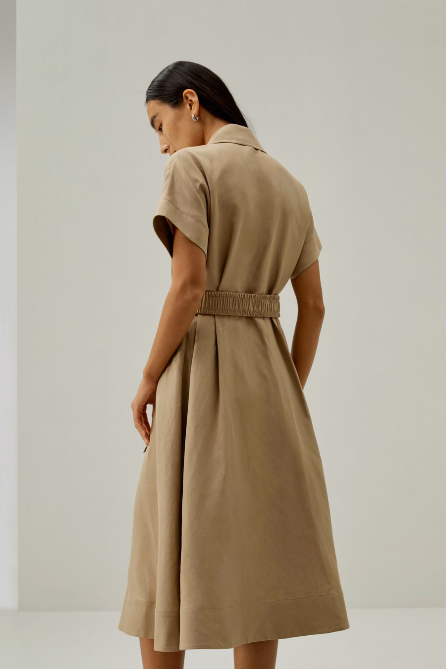 Robe inspirée du trench-coat à manches courtes