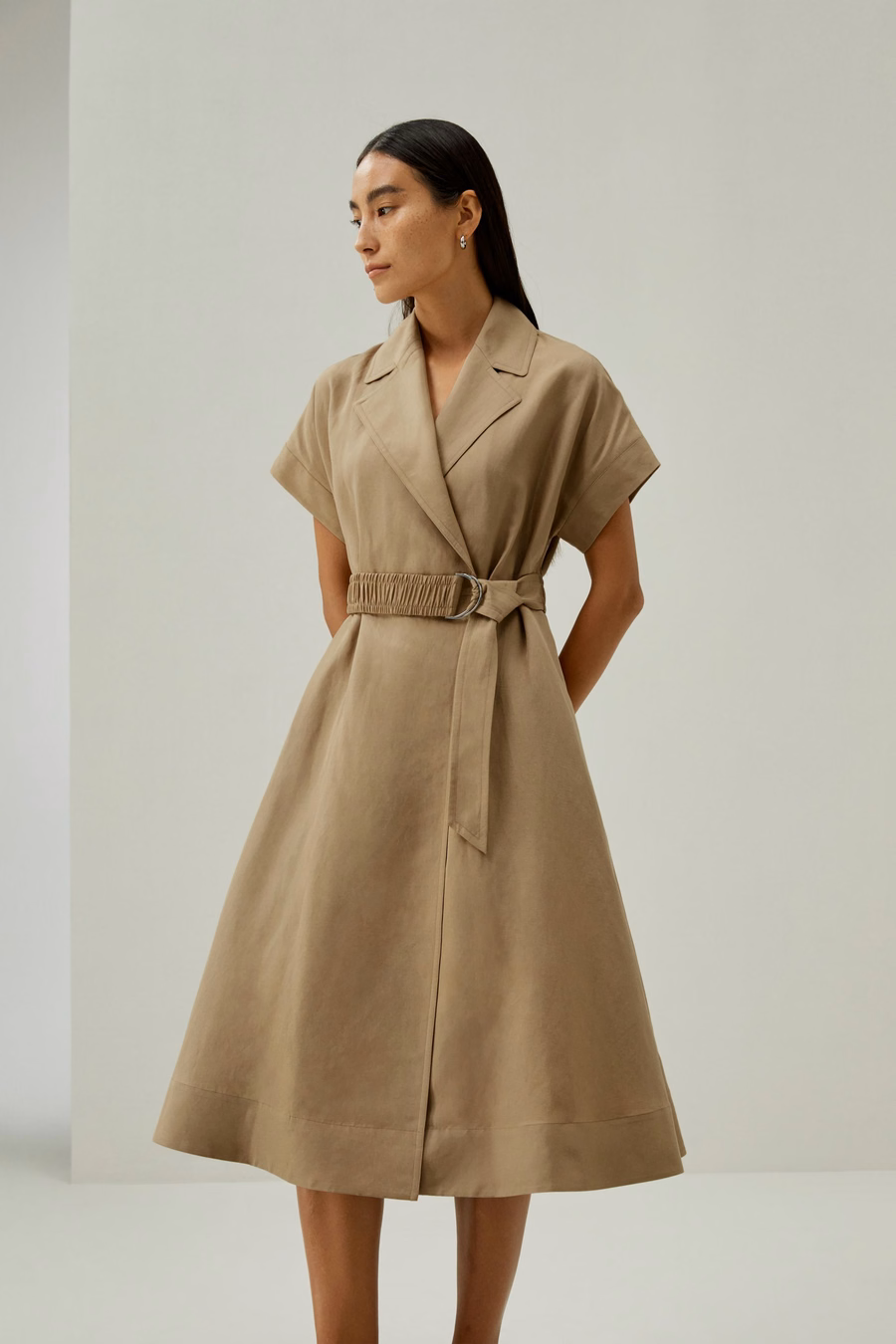 Robe inspirée du trench-coat à manches courtes