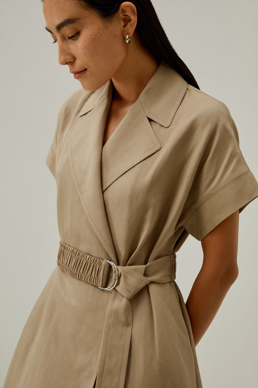 Robe inspirée du trench-coat à manches courtes