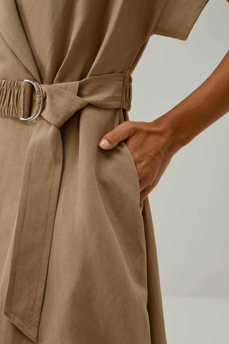 Robe inspirée du trench-coat à manches courtes