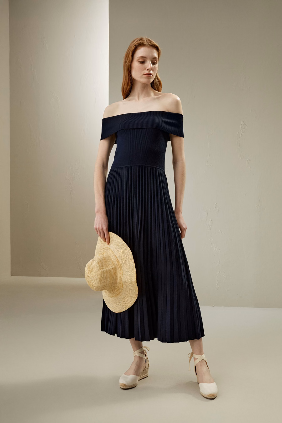 Robe plissée hybride à épaules dénudées