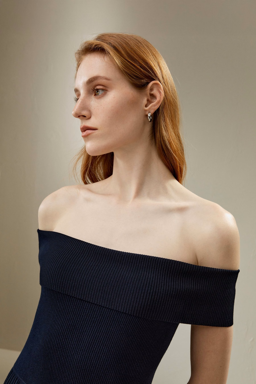 Robe plissée hybride à épaules dénudées