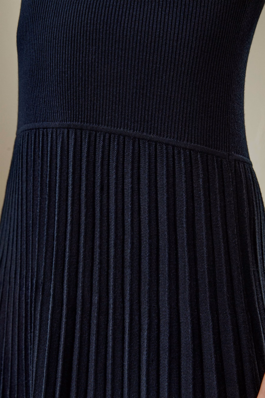 Robe plissée hybride à épaules dénudées