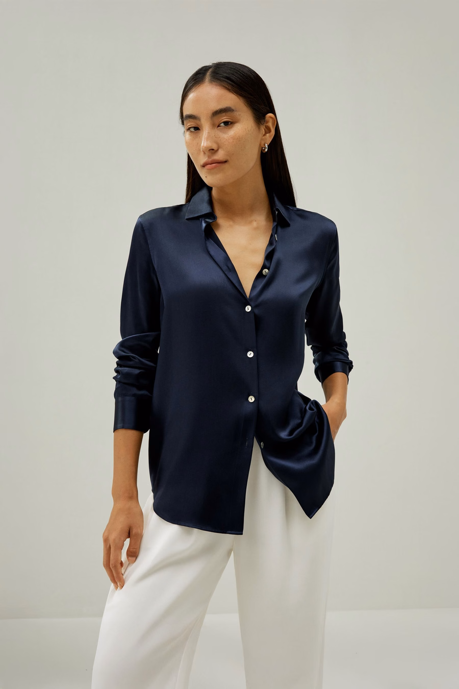 Chemise en soie élégante à boutons