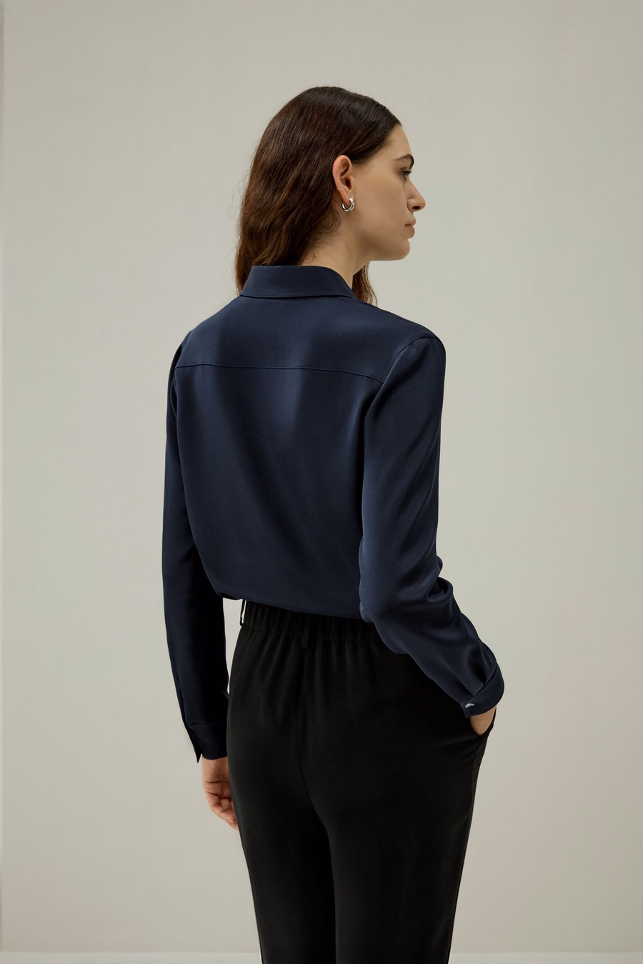Blouse en soie à boutons gracieux