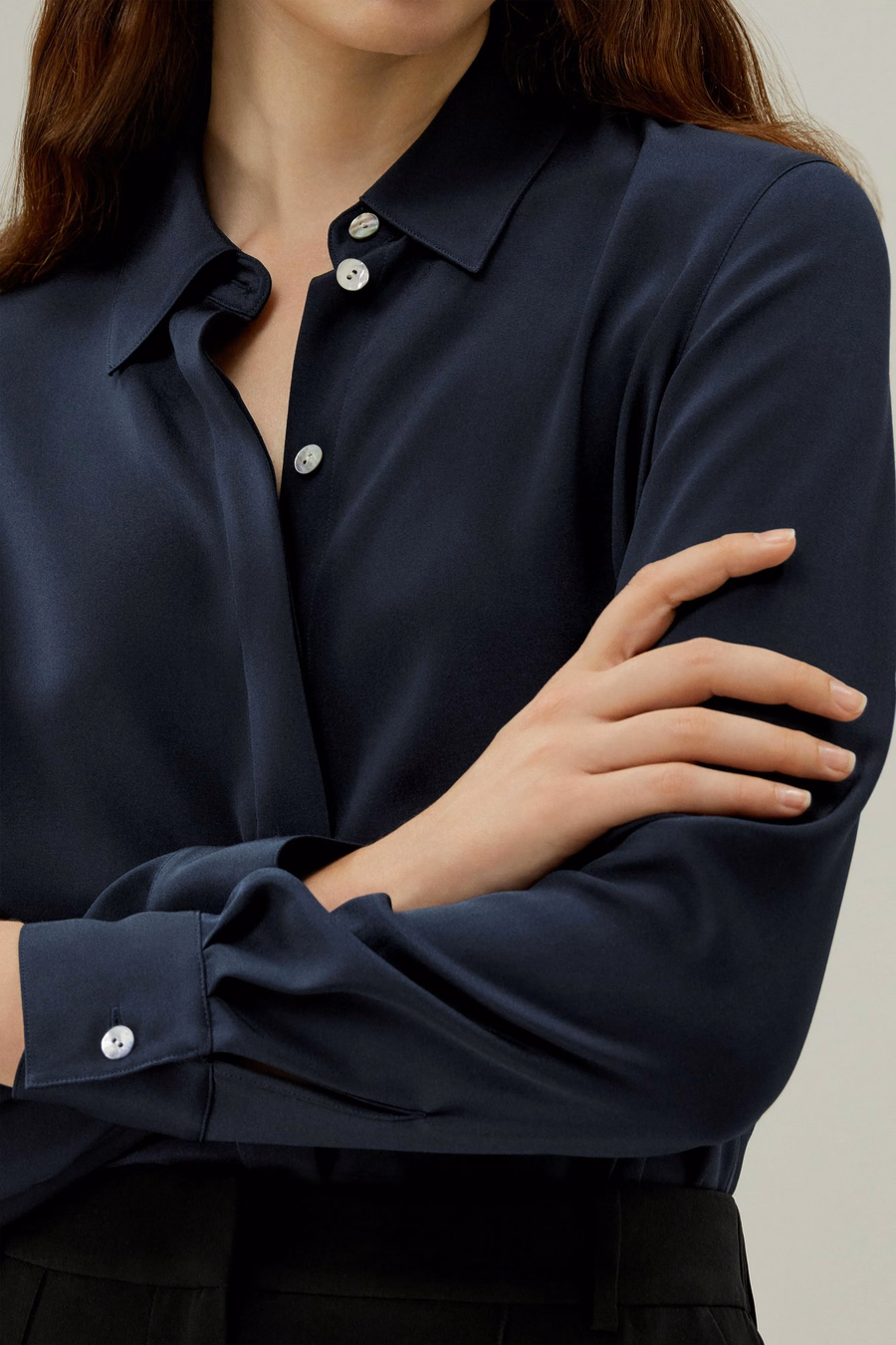 Blouse en soie à boutons gracieux
