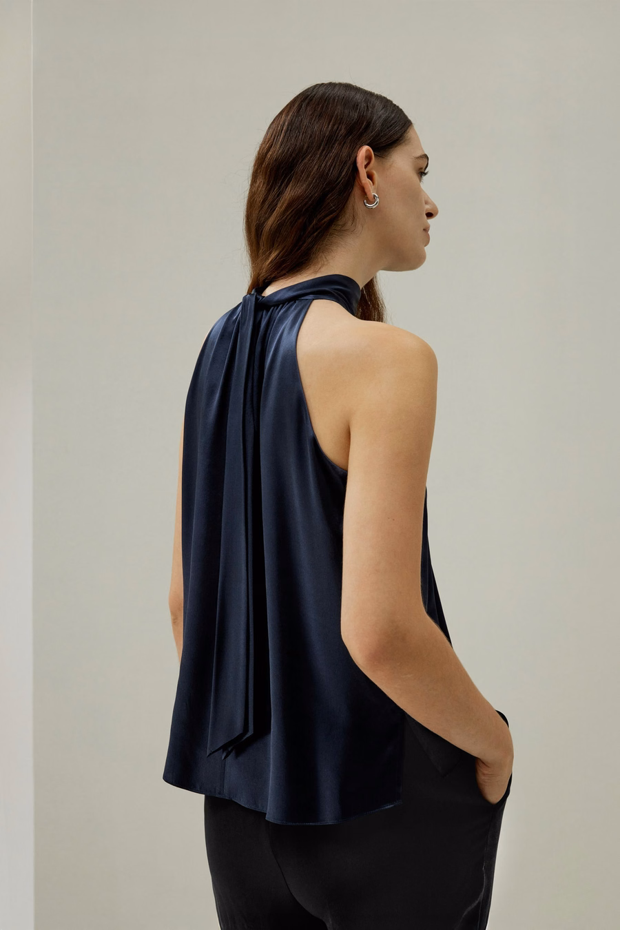 Top halter en soie Minimalistic Allure