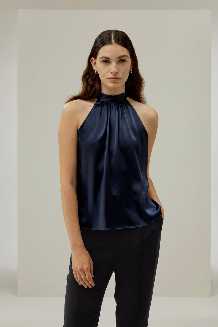 Top halter en soie Minimalistic Allure