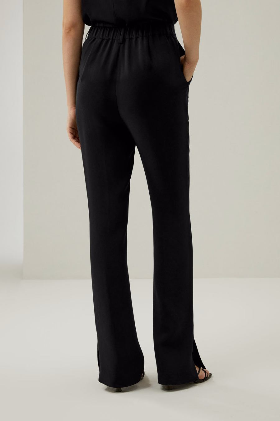 Pantalon en soie à jambes droites avec fente latérale