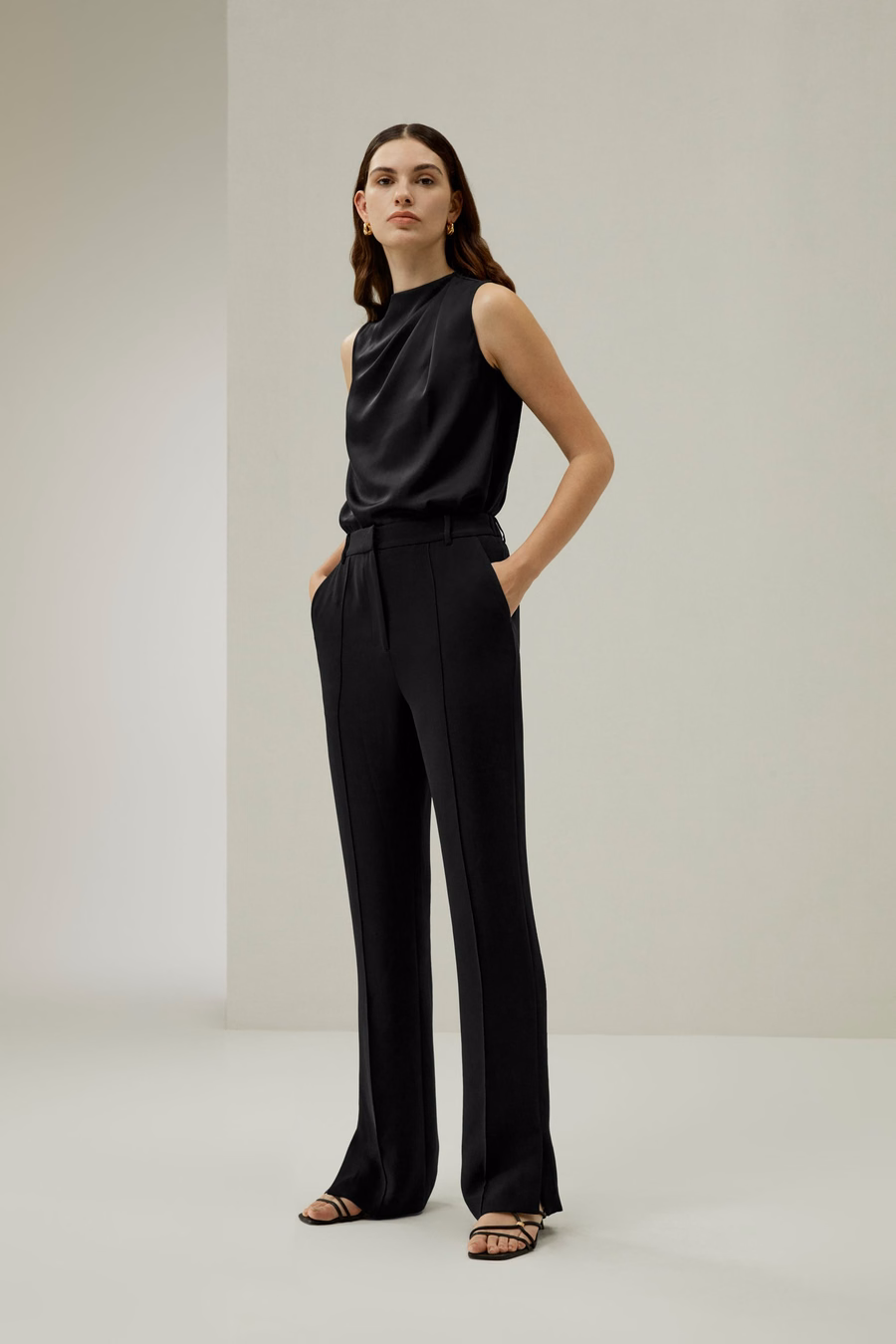 Pantalon en soie à jambes droites avec fente latérale