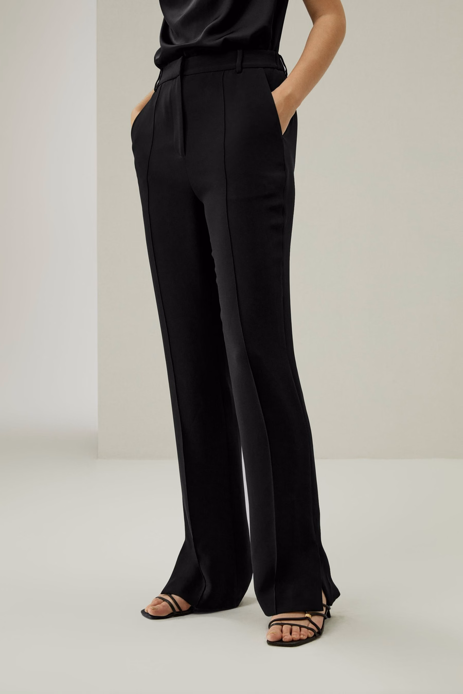 Pantalon en soie à jambes droites avec fente latérale