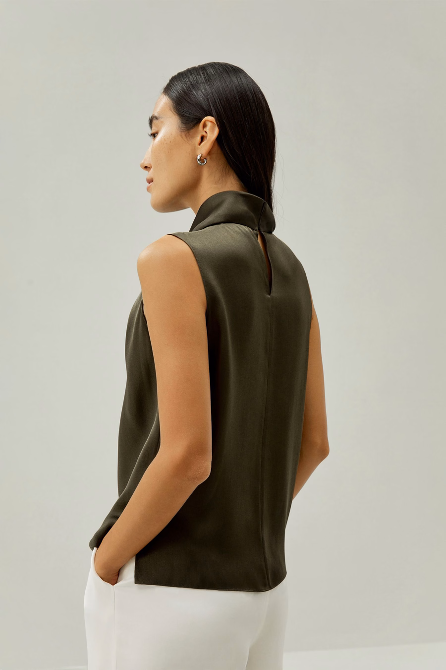 Top asymétrique sans manches à col drapé