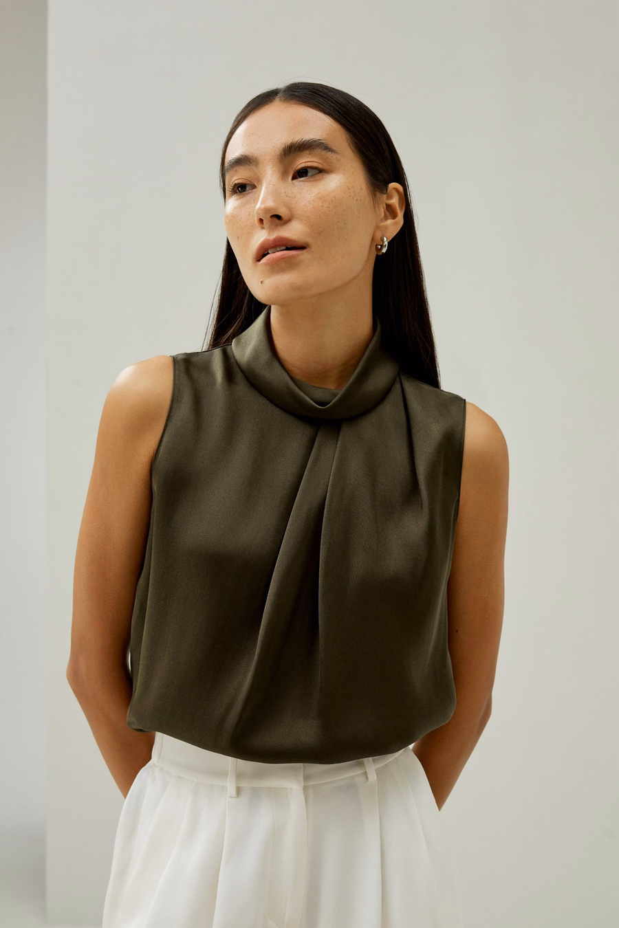 Top asymétrique sans manches à col drapé