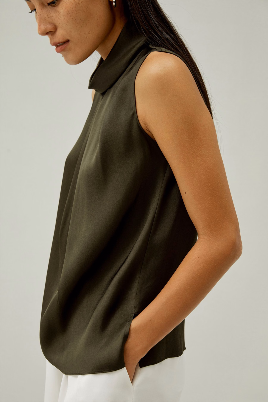 Top asymétrique sans manches à col drapé