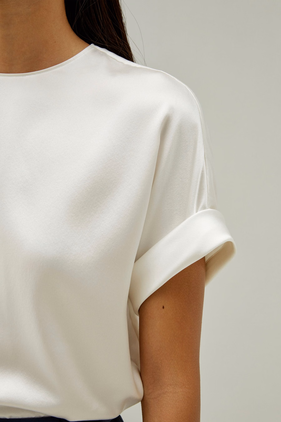 T-shirt en soie à manches obliques et col rond