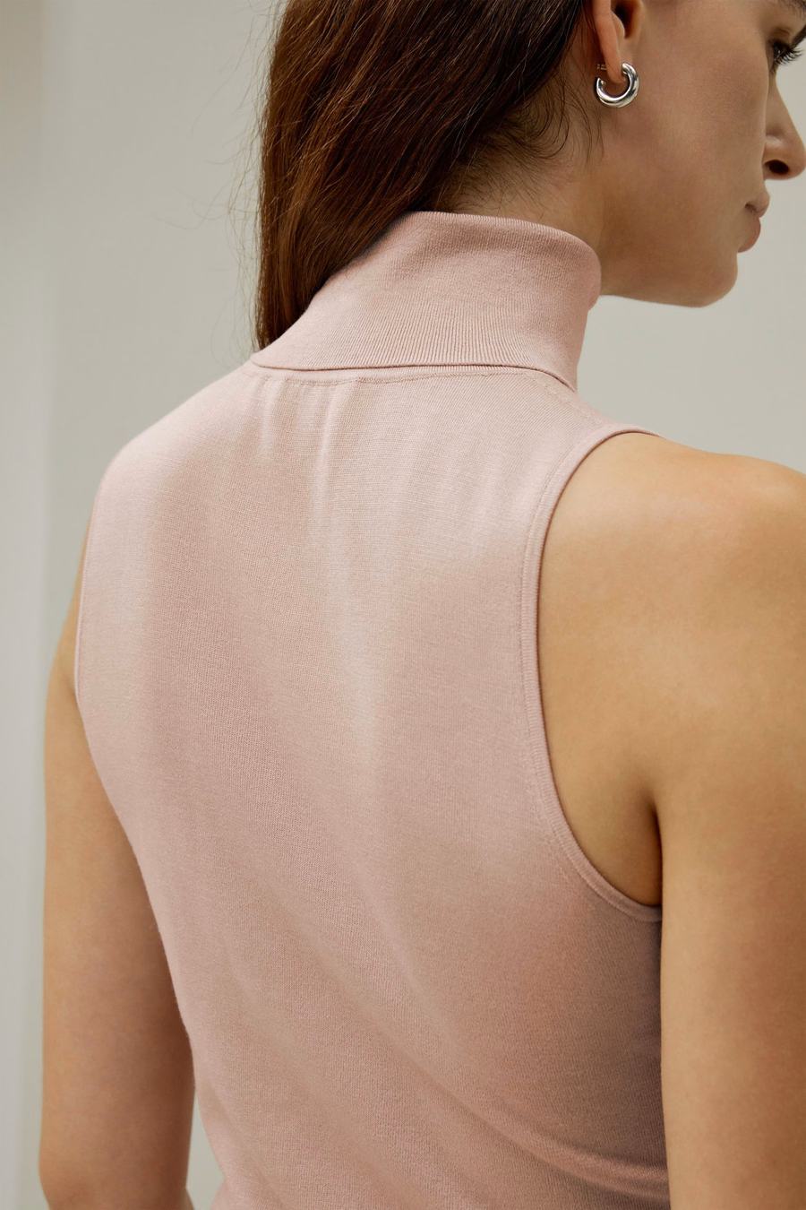 Top minimaliste sans manches à col roulé