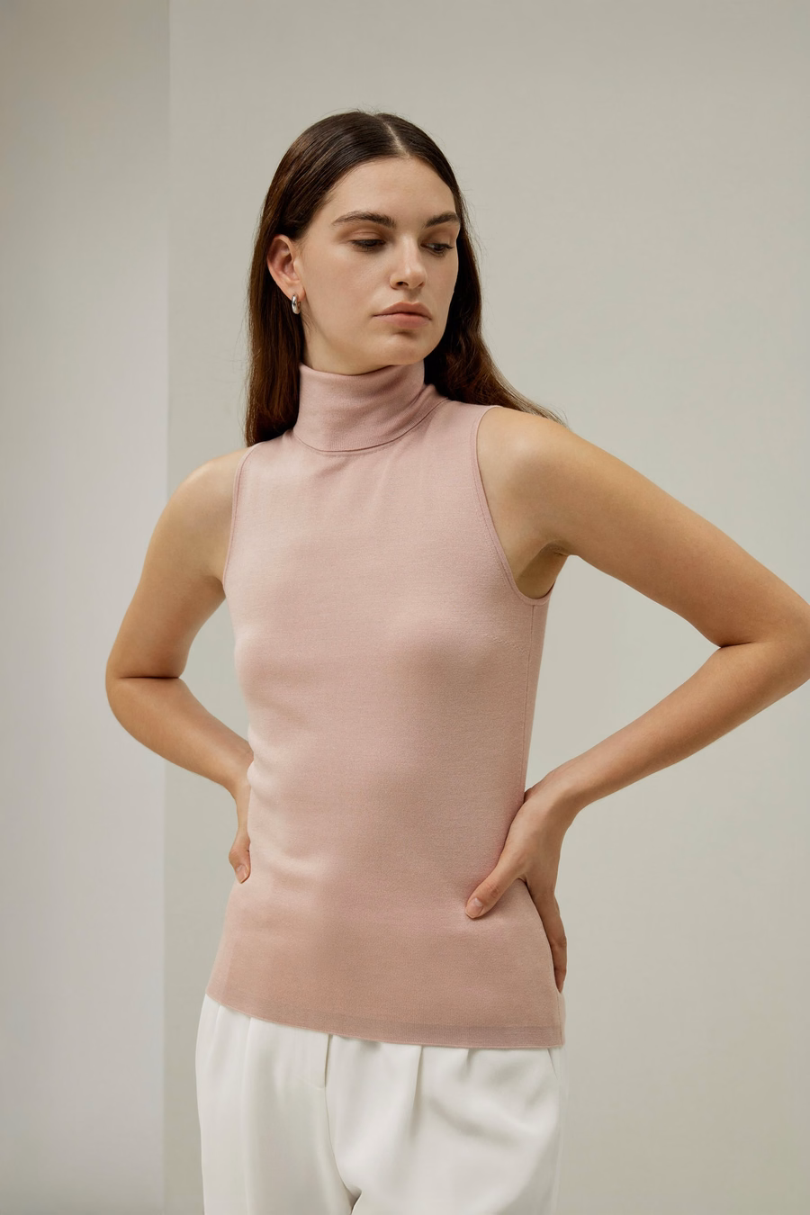Top minimaliste sans manches à col roulé