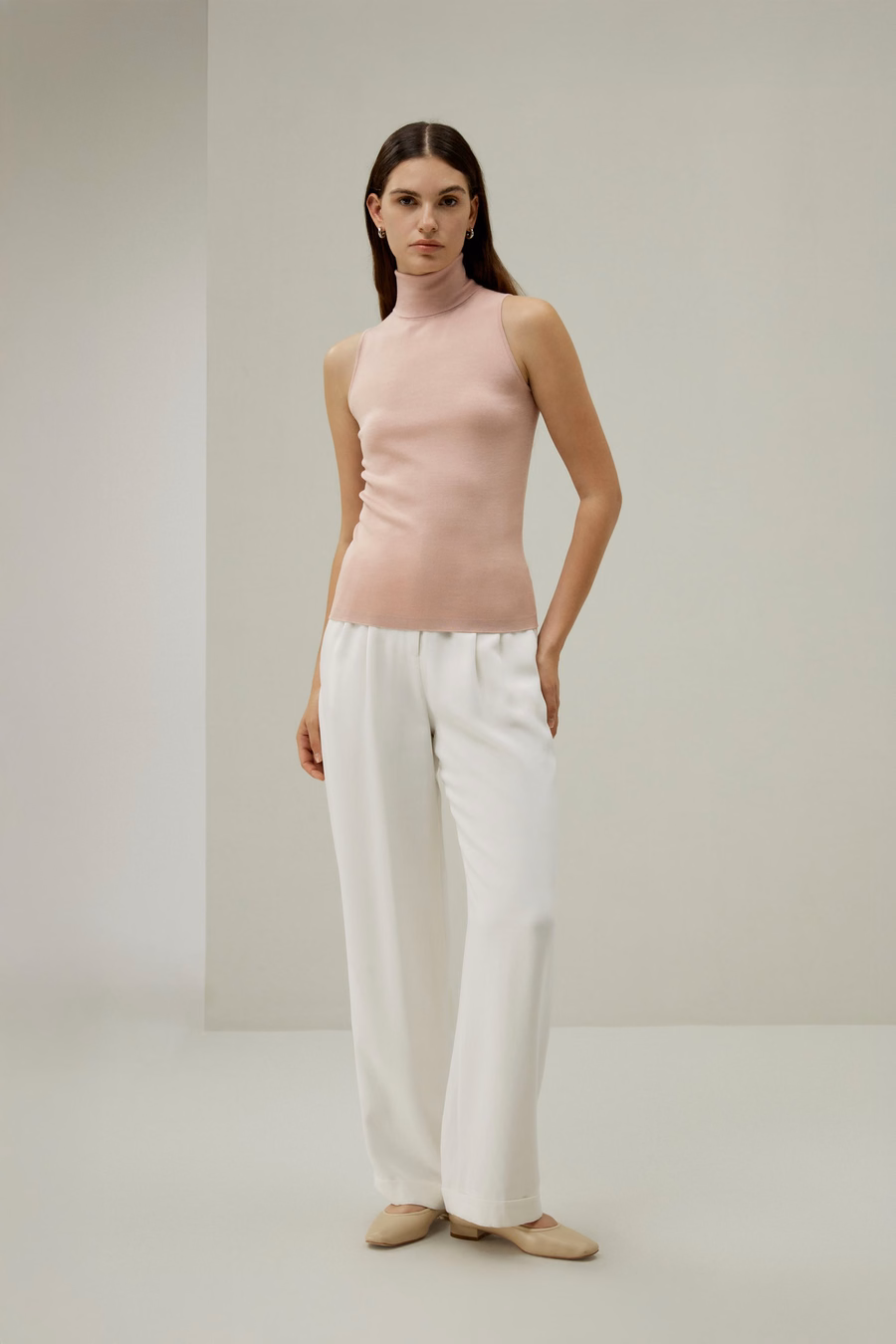 Top minimaliste sans manches à col roulé
