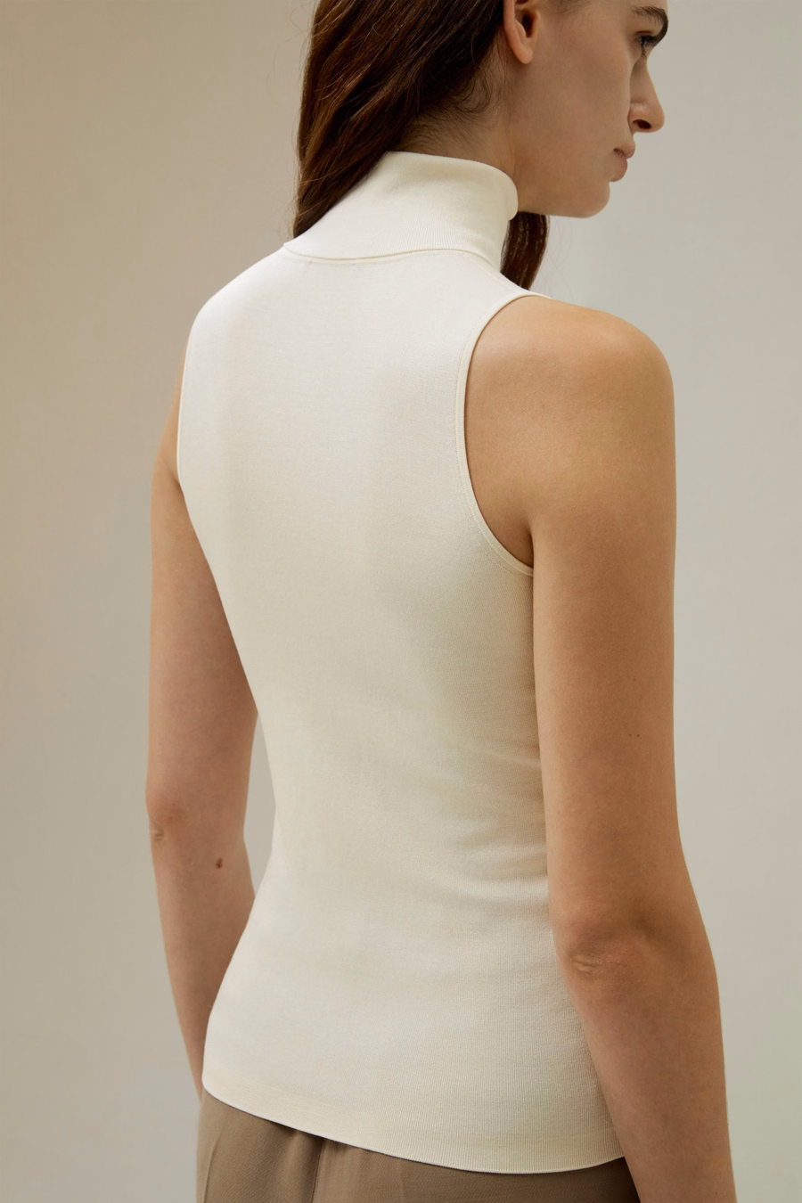 Top minimaliste sans manches à col roulé