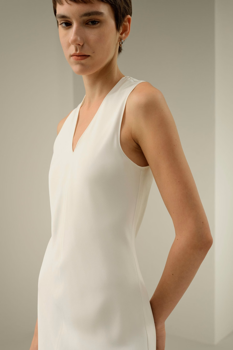 Robe longue en soie à col en V