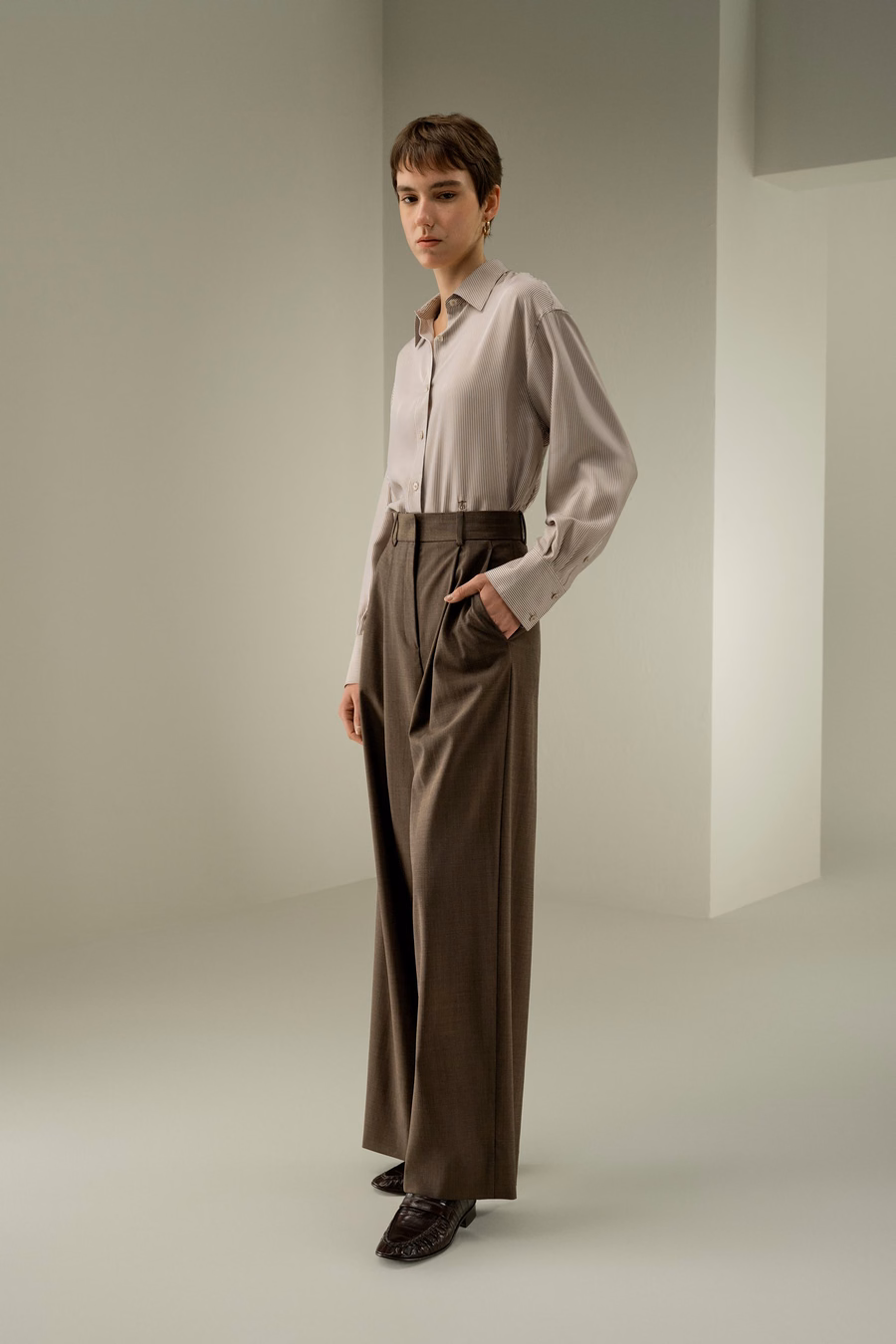 Pantalon en mélange de soie et de laine avec plis à l'avant