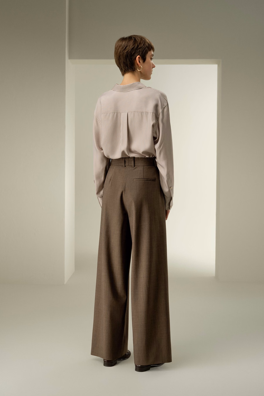 Pantalon en mélange de soie et de laine avec plis à l'avant
