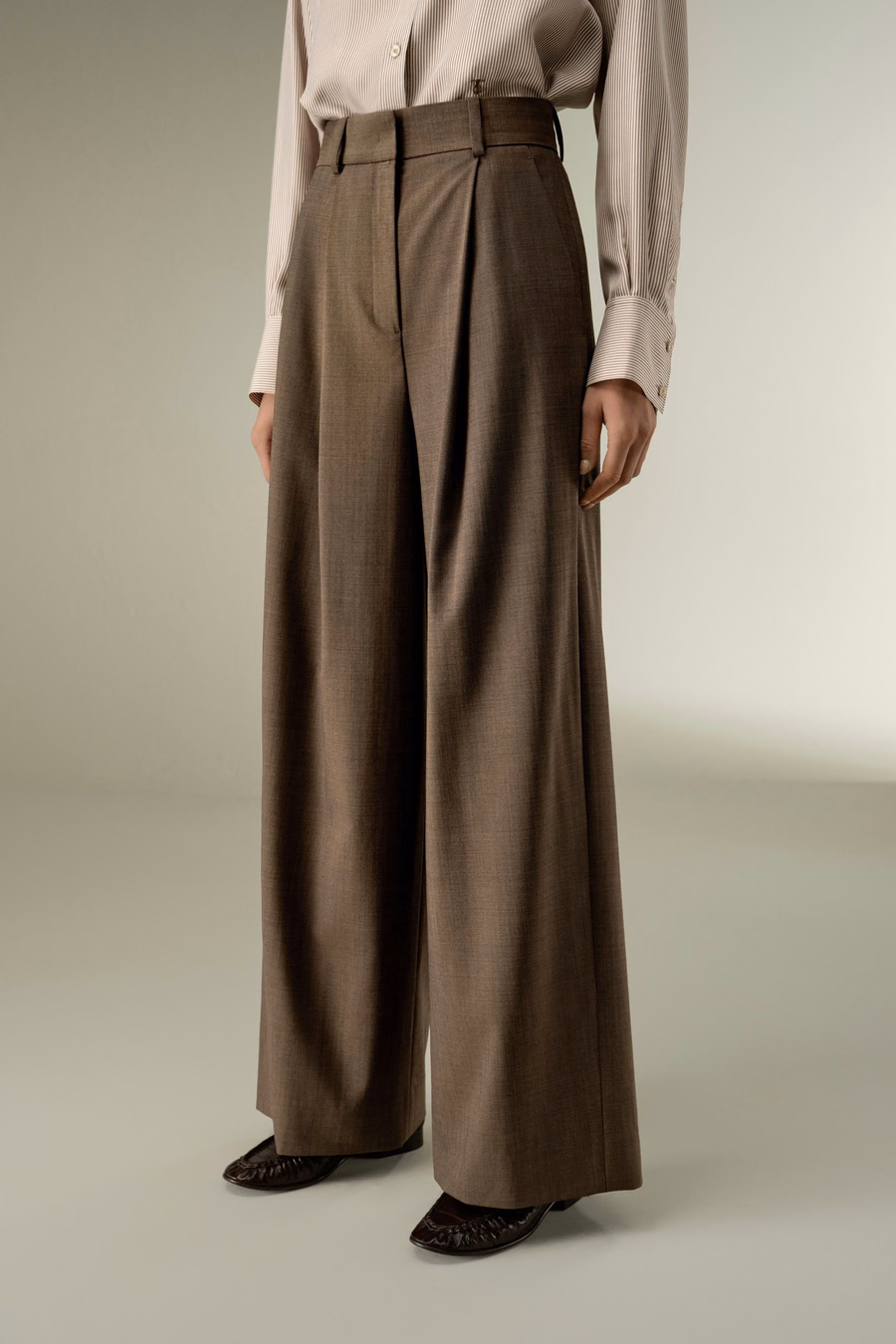 Pantalon en mélange de soie et de laine avec plis à l'avant