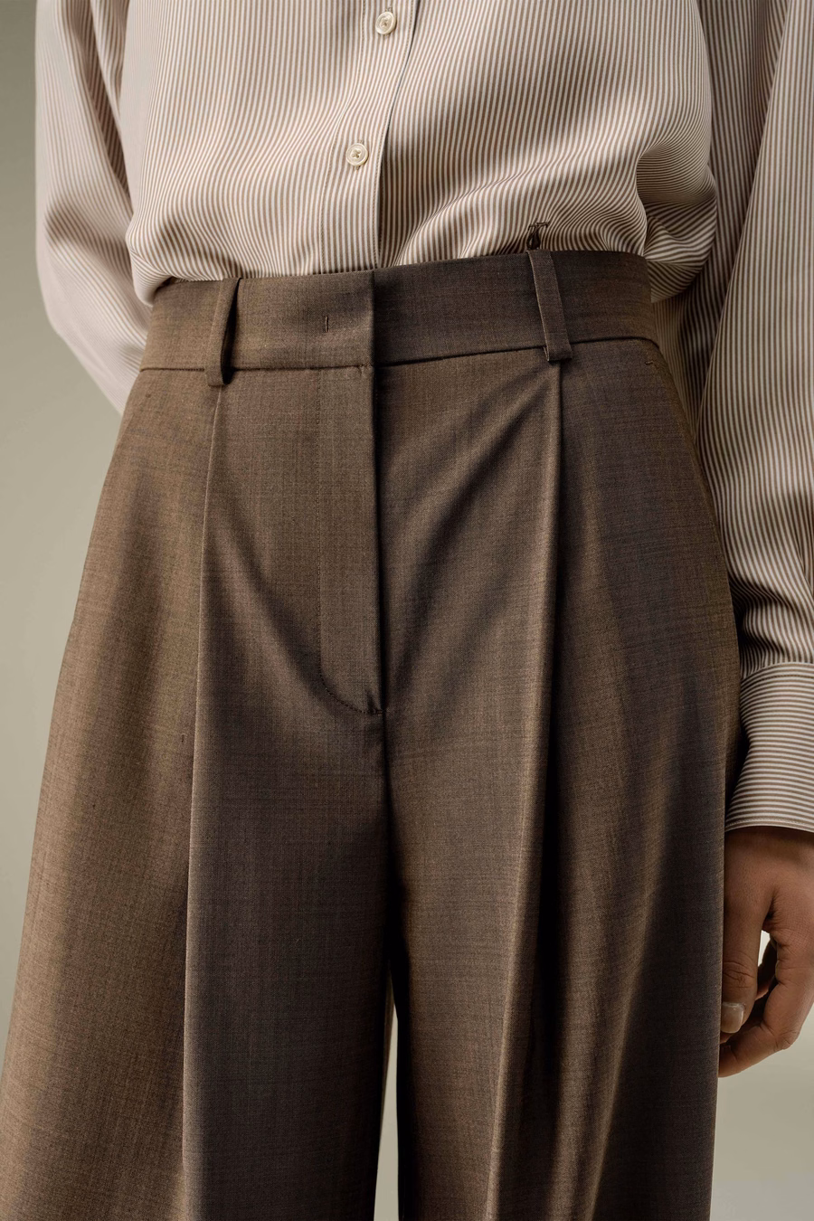 Pantalon en mélange de soie et de laine avec plis à l'avant