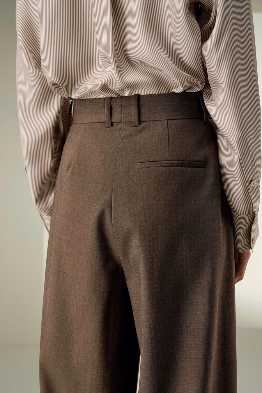 Pantalon en mélange de soie et de laine avec plis à l'avant