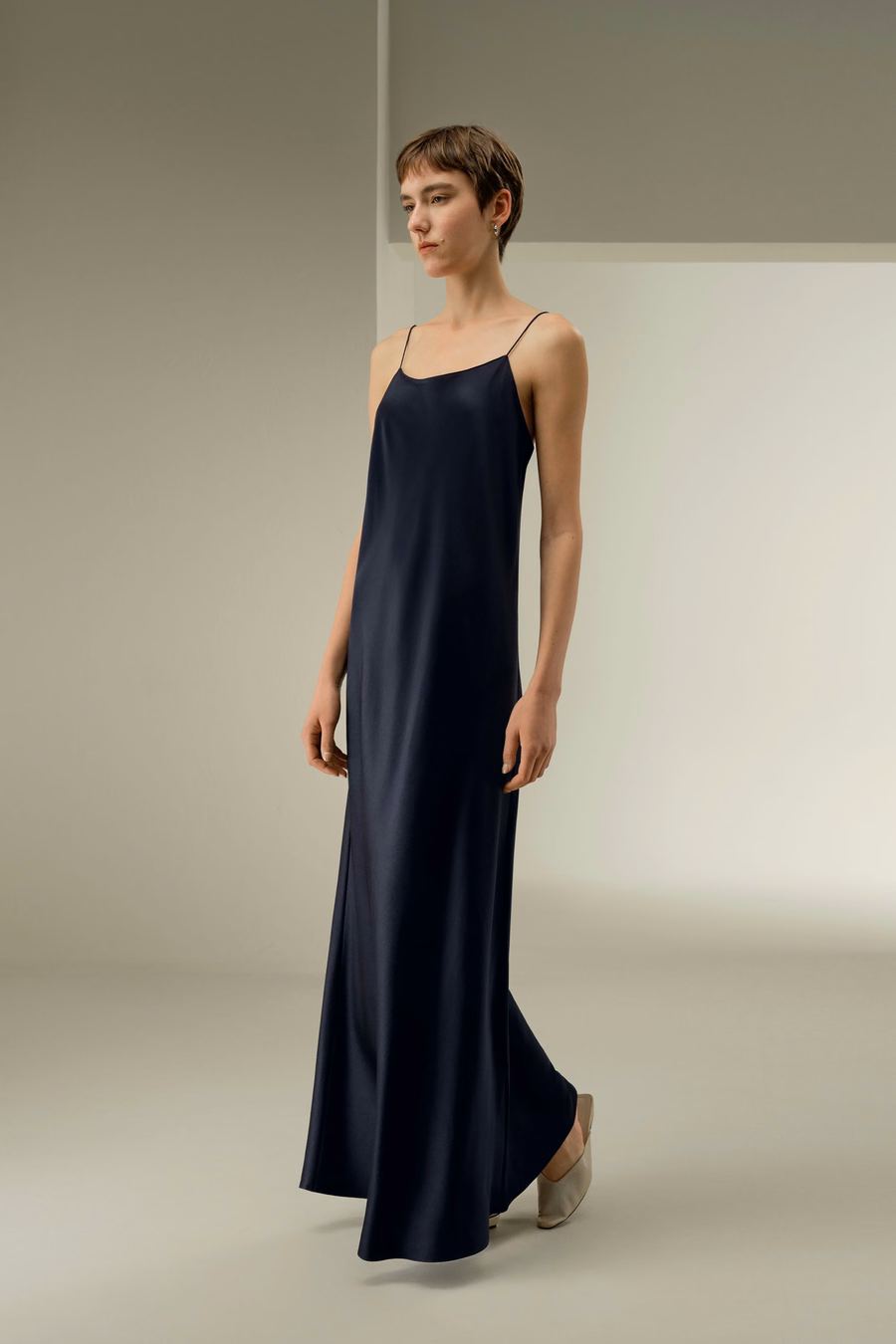 Robe Glissante Minimaliste à Encolure U