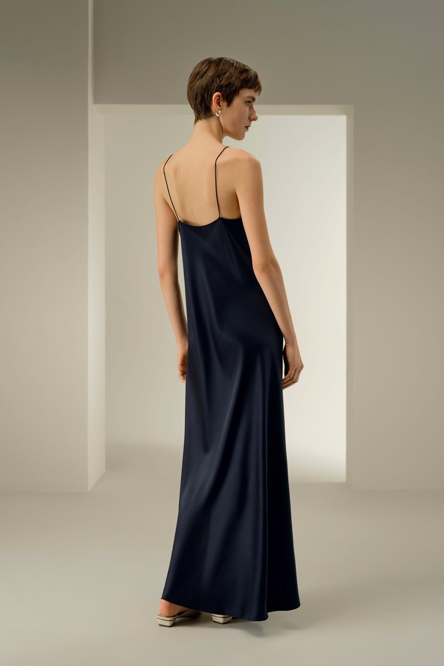 Robe Glissante Minimaliste à Encolure U