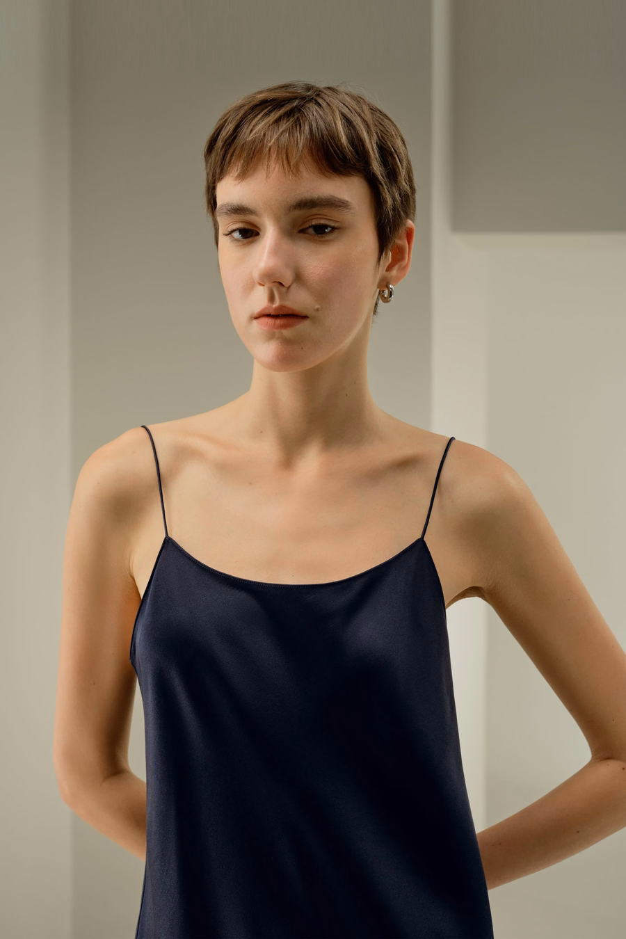 Robe Glissante Minimaliste à Encolure U