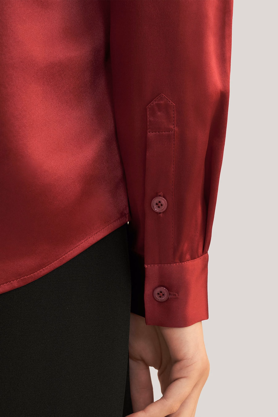 Chemise en soie à patte dissimulée